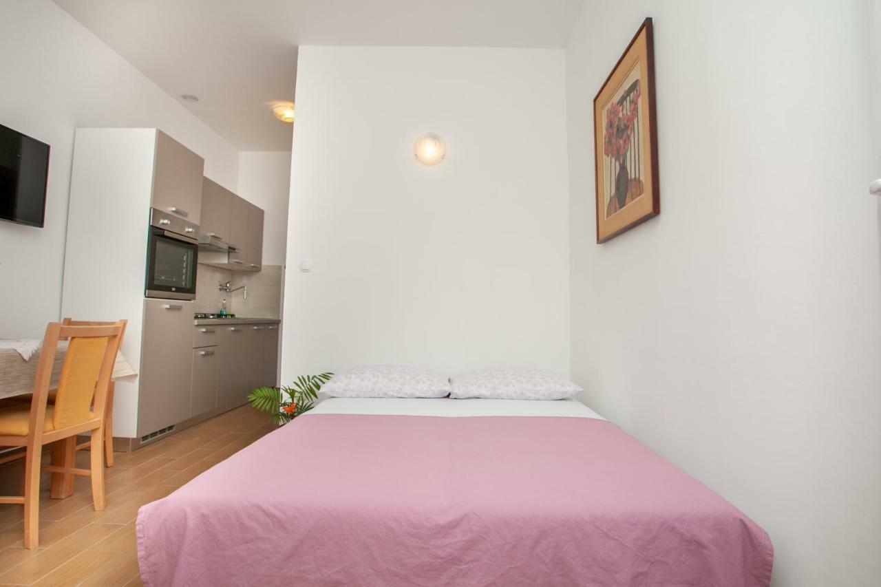 Ap Punta Next To Sandy Beach, Apartment With Garden Omis Exterior photo