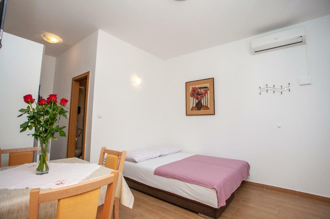 Ap Punta Next To Sandy Beach, Apartment With Garden Omis Exterior photo