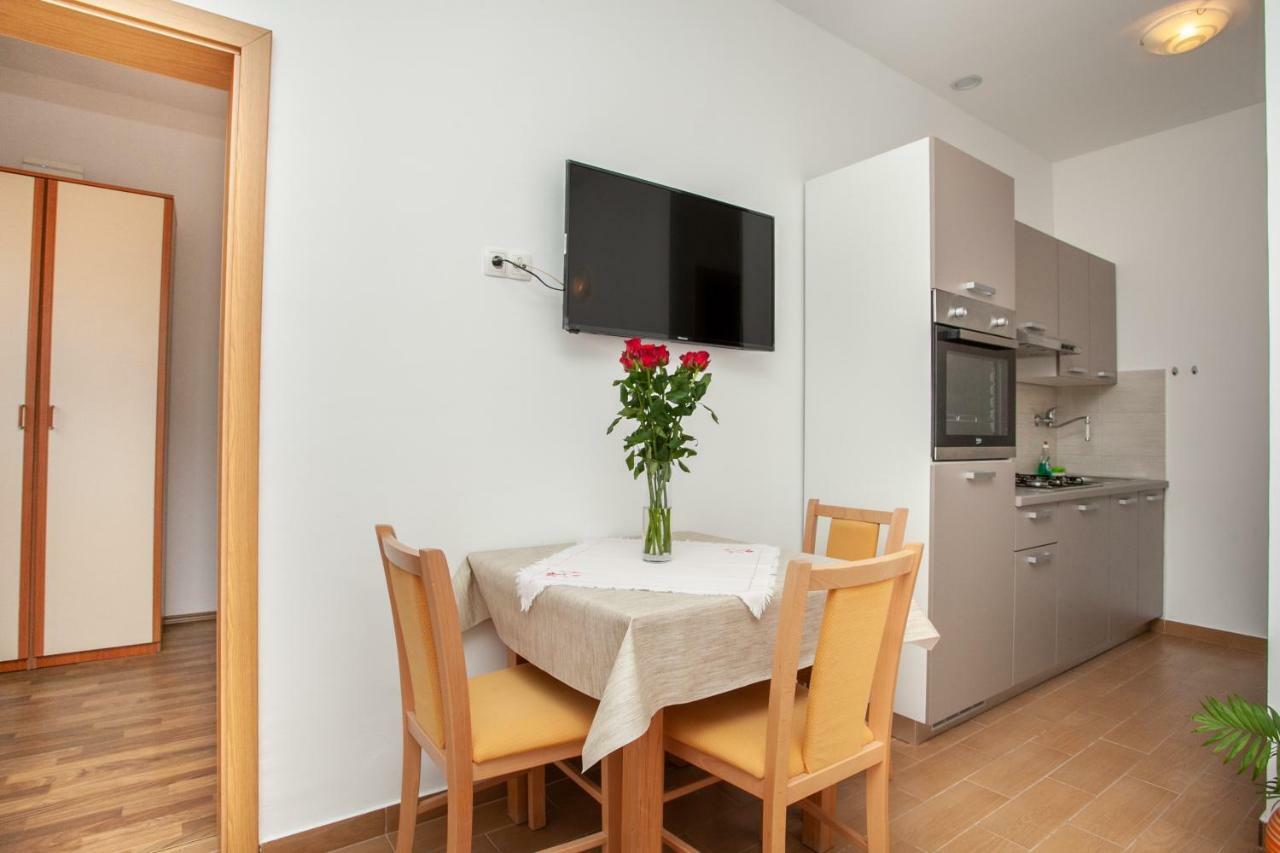 Ap Punta Next To Sandy Beach, Apartment With Garden Omis Exterior photo