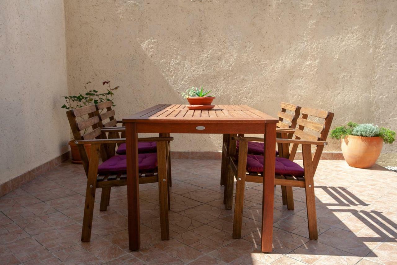 Ap Punta Next To Sandy Beach, Apartment With Garden Omis Exterior photo