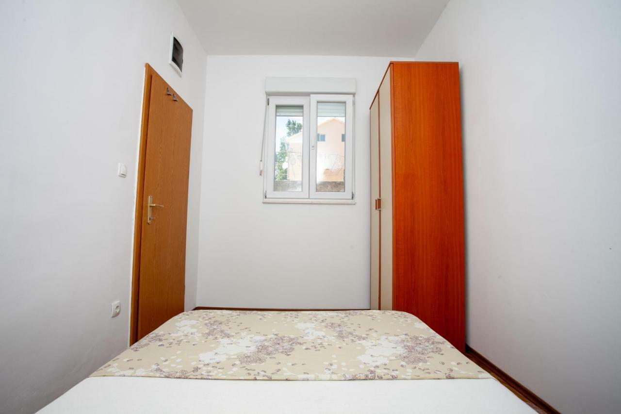 Ap Punta Next To Sandy Beach, Apartment With Garden Omis Exterior photo