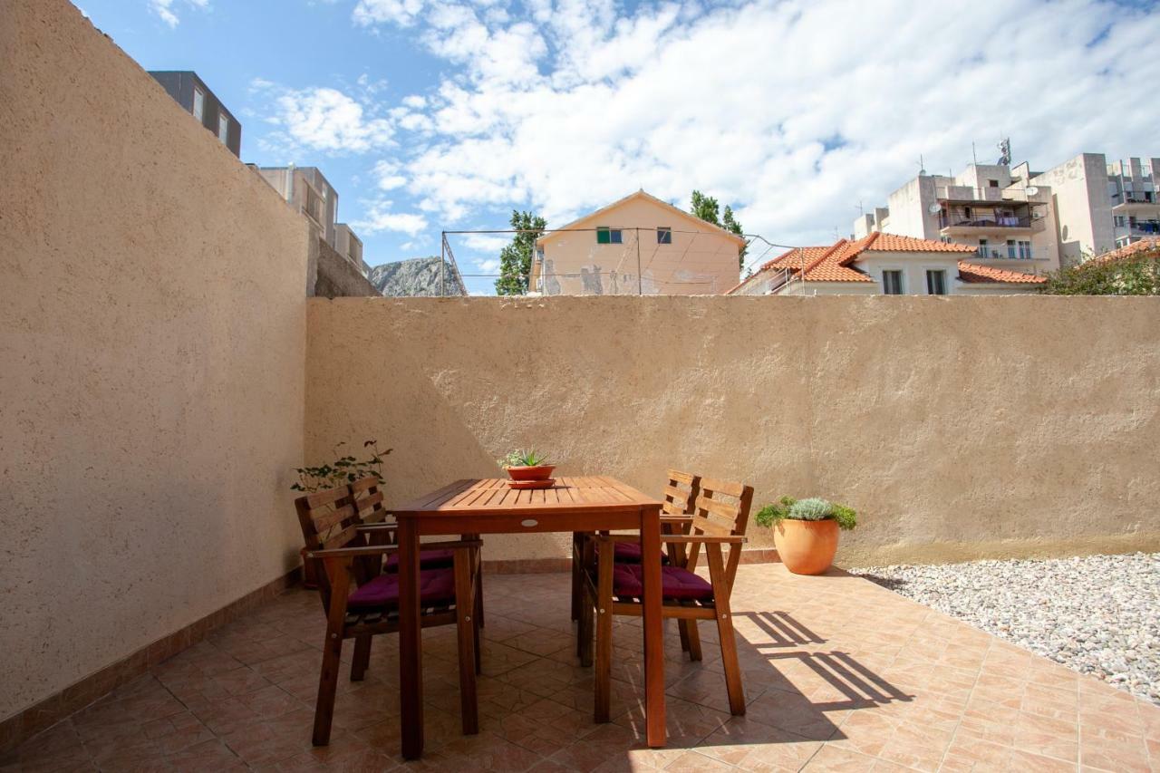 Ap Punta Next To Sandy Beach, Apartment With Garden Omis Exterior photo
