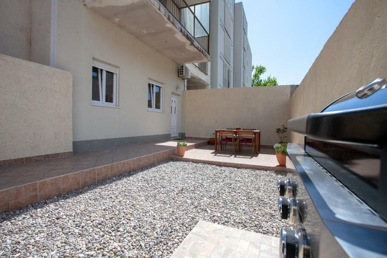 Ap Punta Next To Sandy Beach, Apartment With Garden Omis Exterior photo