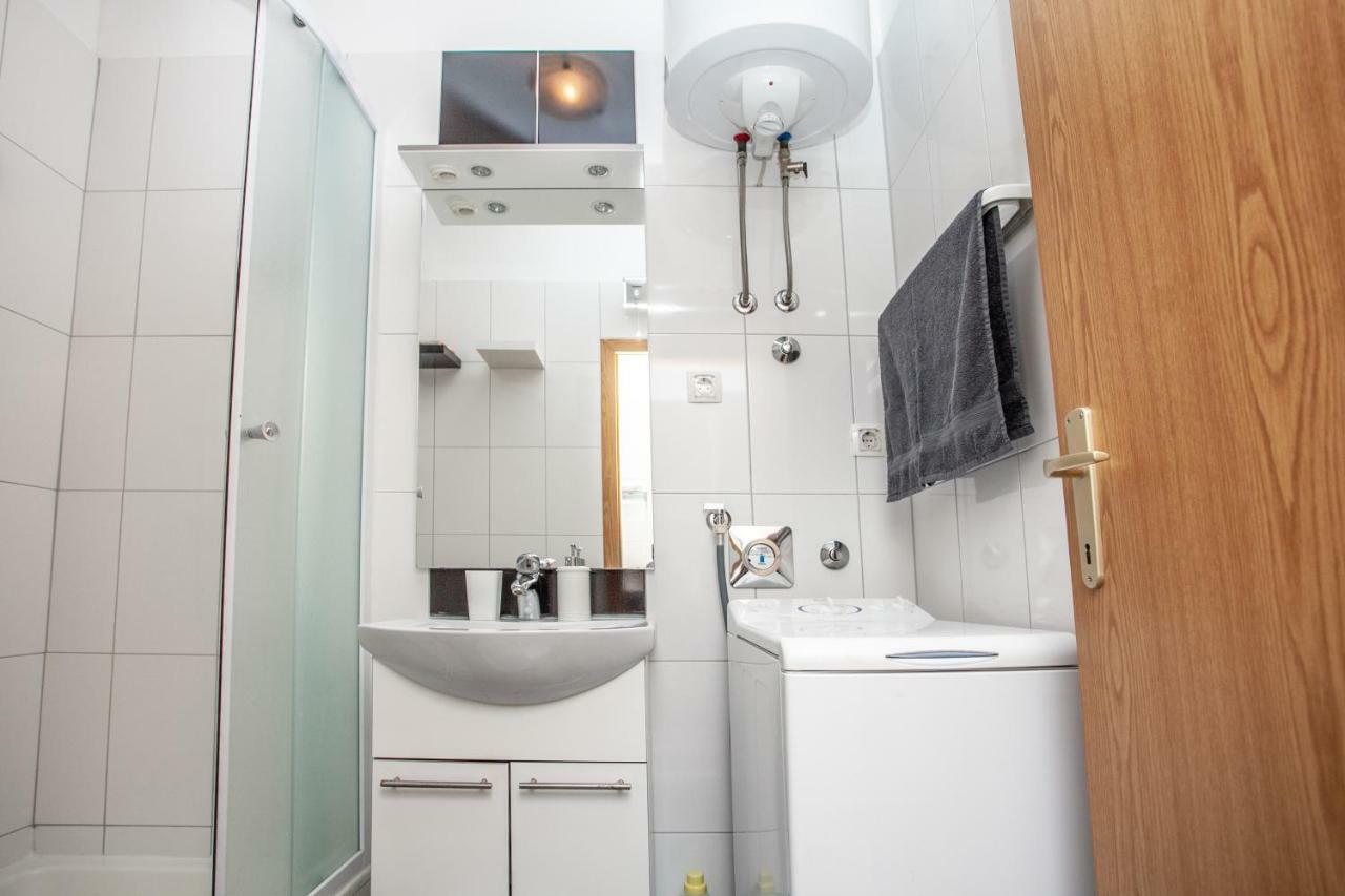 Ap Punta Next To Sandy Beach, Apartment With Garden Omis Exterior photo